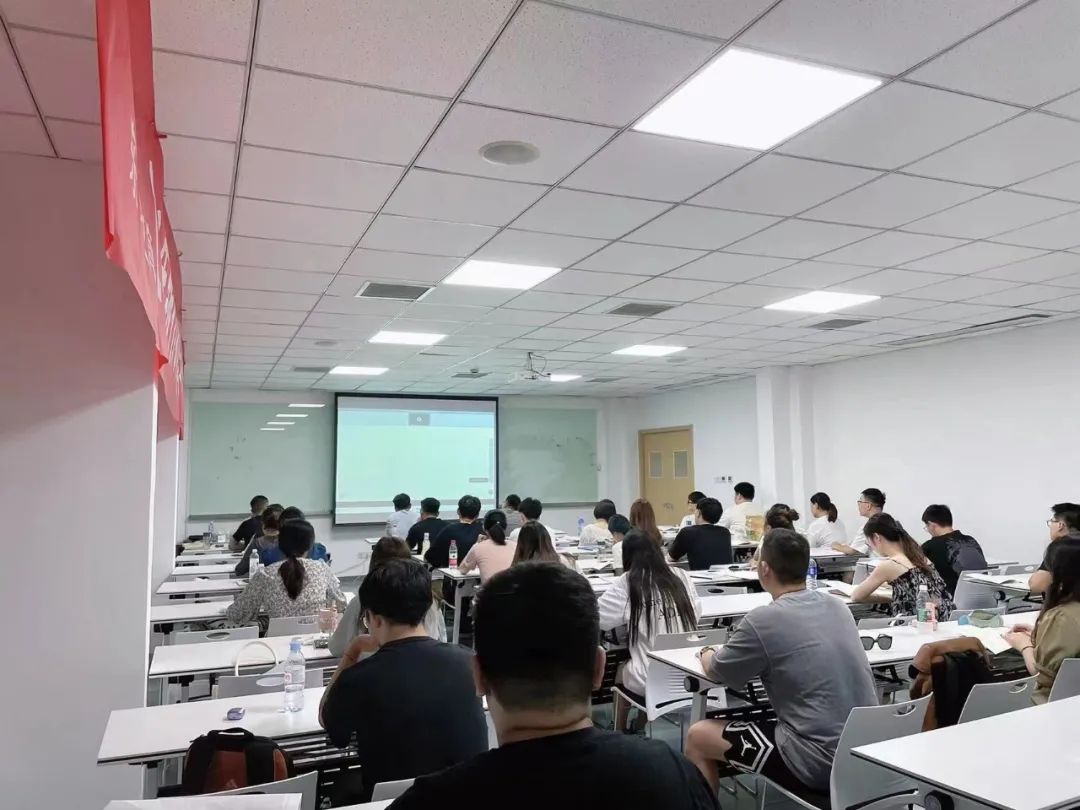 由東吳老師帶教,對銀行招聘考試涉及的相關考點進行系統講解分析,并對內容要點的基本概念、解題思維進行記憶和總結,強化學員對銀行筆試內容的理解,針對性講授與復習,提高解題的準確率。 實力老師嚴格帶教, 帶你成為下一任“行長” 課程系統且多維度, 直播+錄播+答疑, 授課方式多樣 (若無疫情影響主打面授) 不限次數學習, 自主掌握學習節奏, 隨時隨地輕松學